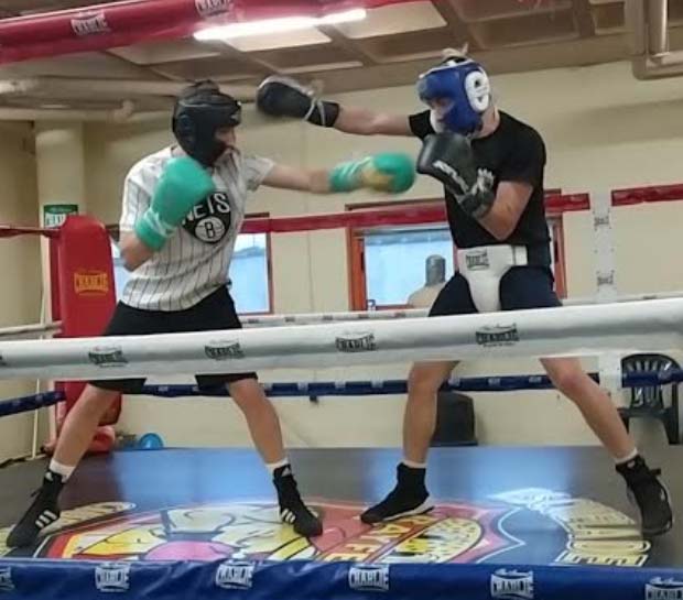 Daniel Guerrero y Alex «El Principito», del Club de Boxeo Rayfer de Ciudad Real, compiten en el mítico Gimnasio del Rayo Vallecano 