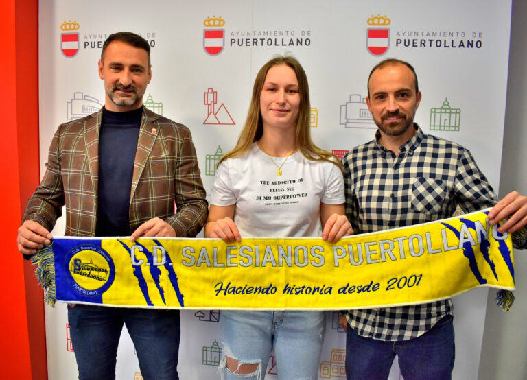 Javier Trujillo da la bienvenida a la portera belga Nena Suet, primer fichaje del CD Salesianos