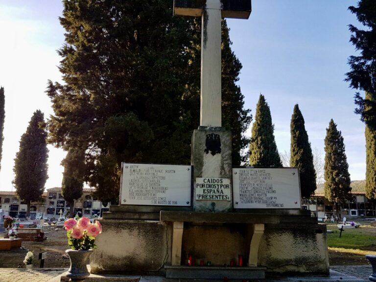Puertollano: PSOE e IU piden la retirada de la simbología franquista de la cruz de los «caídos por Dios y por España» en 1936