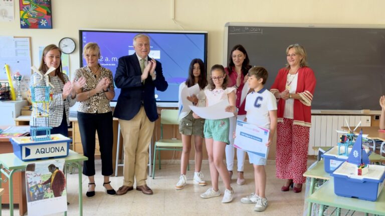 El alcalde de Ciudad Real entrega los diplomas a los alumnos de sexto de primaria del CEIP Miguel del Cervantes, ganadores del mejor proyecto Aquae STEM en innovación