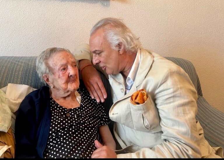 Puertollano: El doctor Manuel de la Peña habla con Dolores Buitrago cantándole coplas