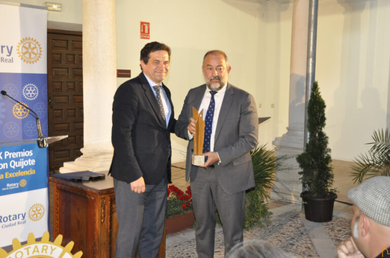 Valverde destaca la labor filantrópica del Rotary Club y el esfuerzo formador de la Universidad de Castilla-La Mancha que busca la excelencia
