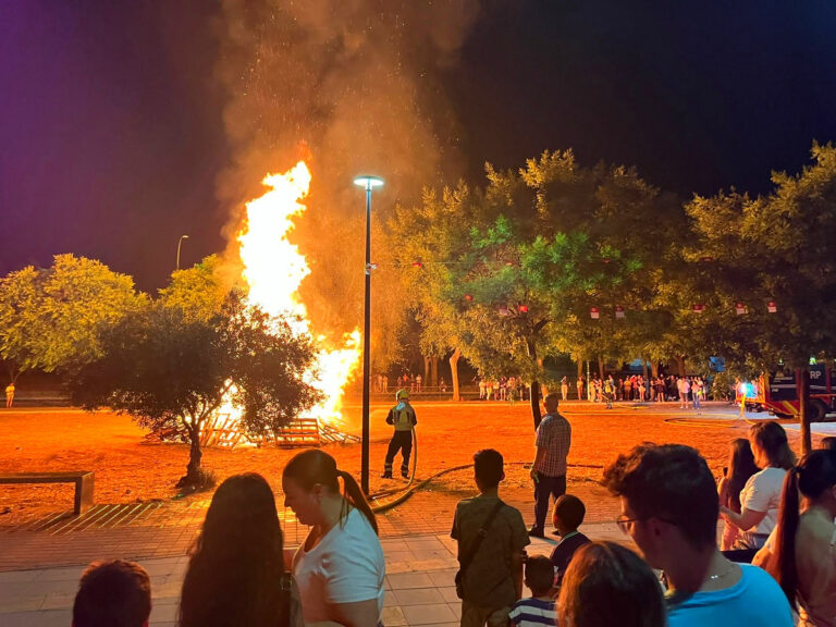 Puertollano: Los vecinos de Fraternidad comparten alrededor del fuego la mágica noche de San Juan