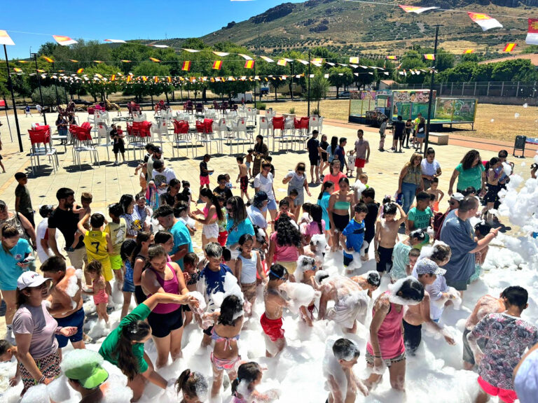 Puertollano: Los niños protagonizan las fiestas de San Juan en una gran fiesta de la espuma en la barriada Fraternidad