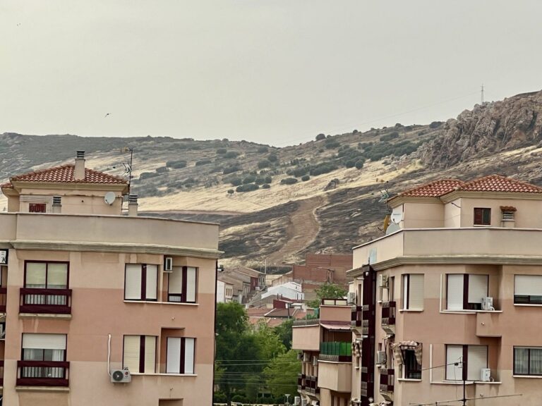 La terrible rutina de los incendios provocados pone en peligro viviendas y empeora aún más la calidad del aire de Puertollano