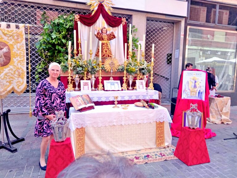 Puertollano: Sagrario Almodóvar visitó el altar de la cofradía del Niño Jesús en su 75 aniversario