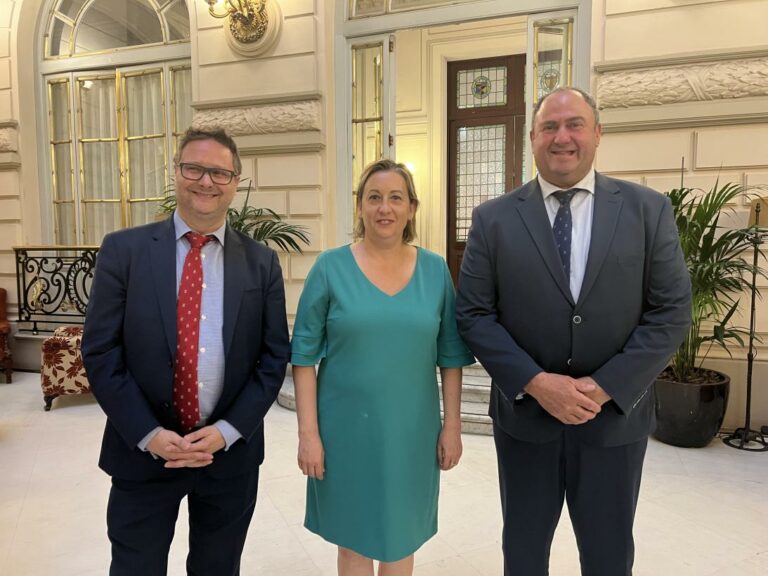 El Gobierno regional defiende el aceite de oliva como un producto insustituible y un cultivo social de gran trascendencia social y económica