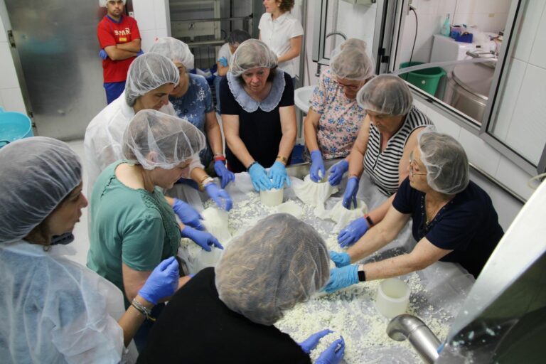 Mujeres de AMFAR Argamasilla de Alba elaboran queso artesano