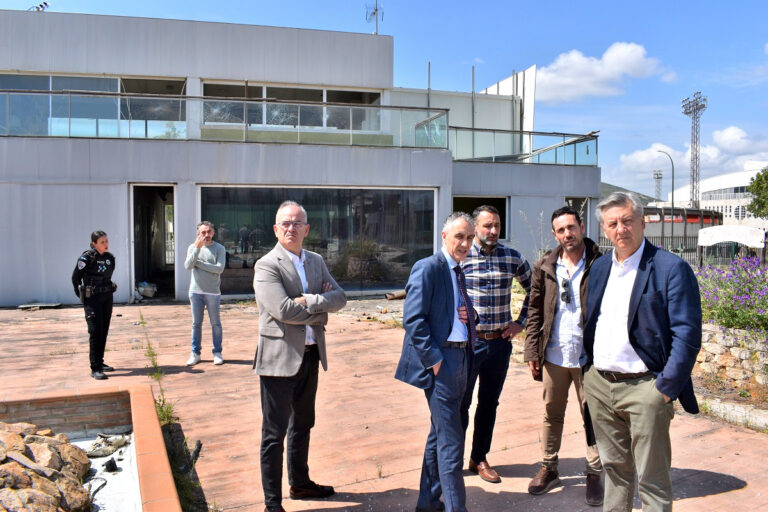 El alcalde de Puertollano anuncia una «Ciudad Deportiva» peatonal y la licitación del centro de raquetas «La Mina»