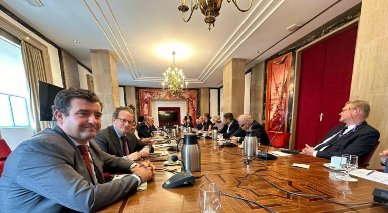 VOX muestra en el Congreso su rechazo a la Ley de Restauración de la Naturaleza ante la delegación de la República Checa