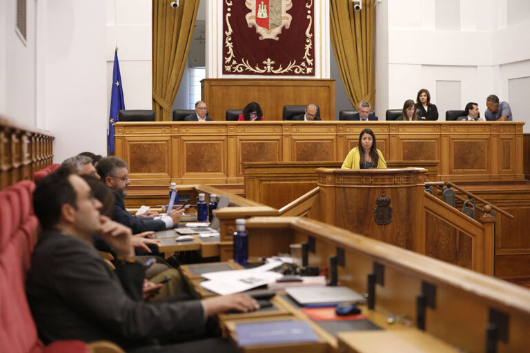 El Pleno de las Cortes regionales aprueba la ley de los créditos por gastos de las elecciones de 2023 y tres resoluciones socialistas sobre sanidad, educación y residencias de mayores