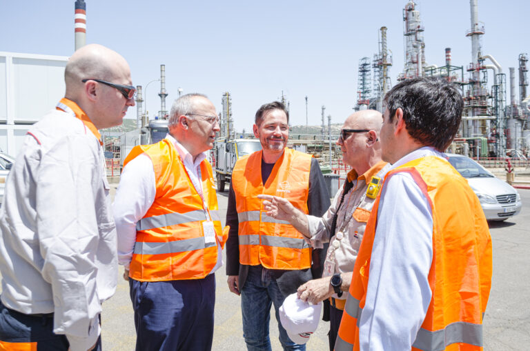 El subdelegado del Gobierno conoce la primera planta de recuperación de espuma de colchones de España de Repsol en Puertollano