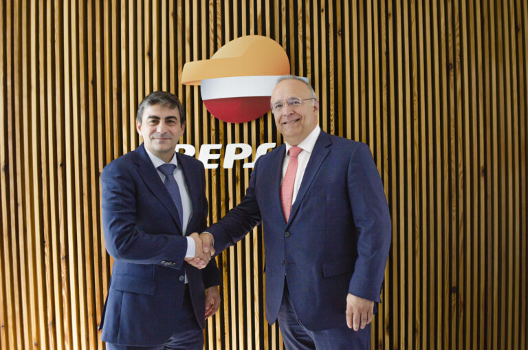 El nuevo director de Repsol Puertollano, Antonio Lorenzo, toma el relevo en el «sólido plan de transformación» del complejo petroquímico