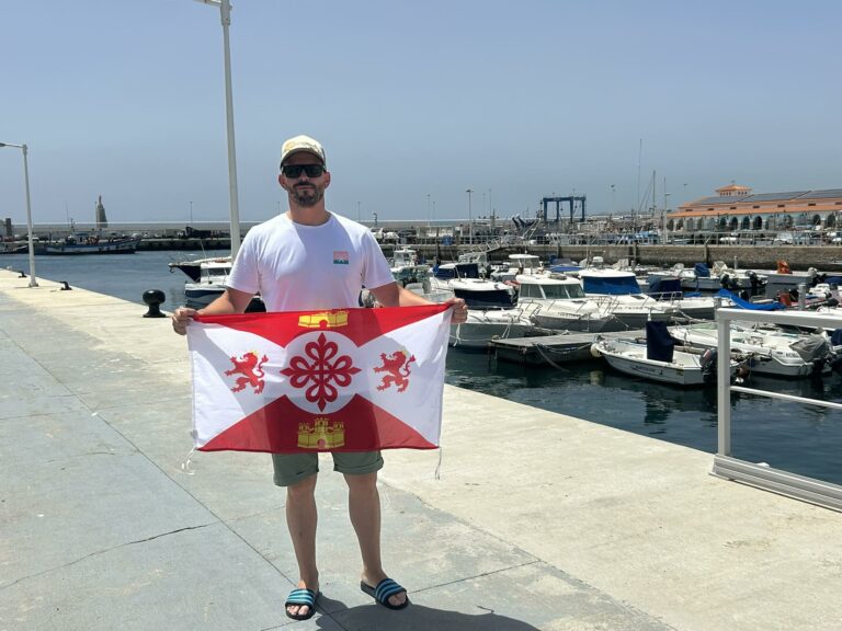 El nadador de Argamasilla de Calatrava Juan Alberto Martín-Moyano cruza por segunda vez el Estrecho de Gibraltar, esta vez sin neopreno