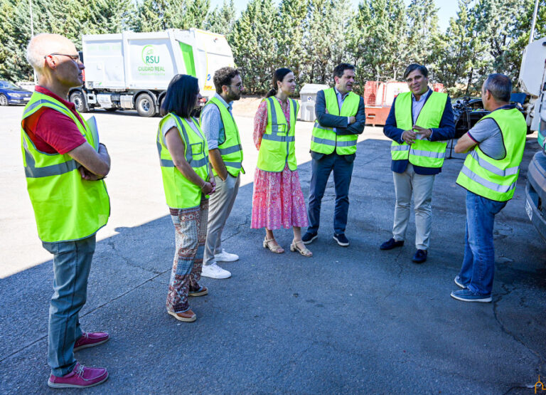 Dos nuevos camiones de carga lateral mejoran la recogida de residuos en el Campo de Montiel y contribuyen a reducir costes en el RSU
