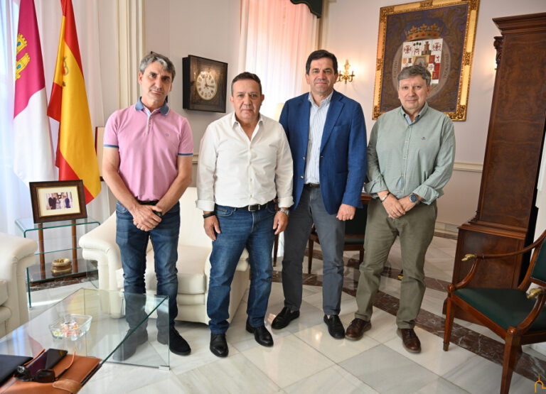 Valverde conoce los proyectos de la Asociación Empresarial de Daimiel para favorecer el emprendimiento