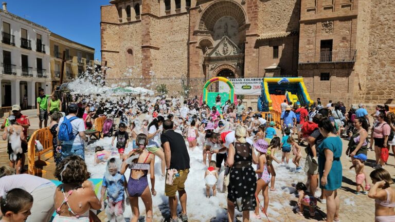 El encierro infantil, los castillos acuáticos y la fiesta de la espuma pusieron el broche de oro a las actividades infantiles de la Feria y Fiestas 2024 de Manzanares