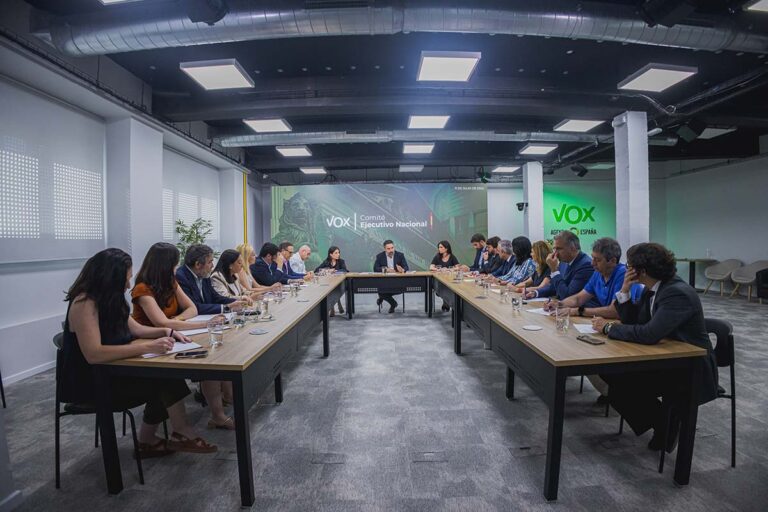 Abascal amenaza ahora los pactos con el PP en ayuntamientos si «colaboran activamente» en el reparto de menas