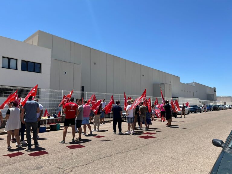 La plantilla de Mandul se concentra a las puertas de la fábrica en Malagón para frenar los abusos salariales
