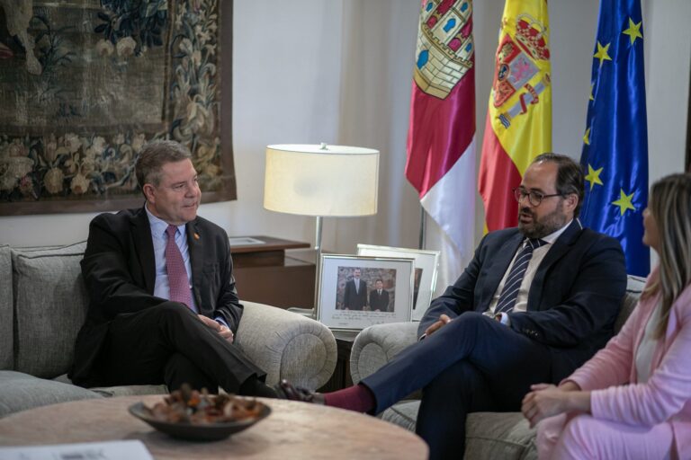 Núñez aprovecha el consenso con Page en torno al Estatuto para subir la apuesta y reclamar otros 6 grandes pactos en CLM