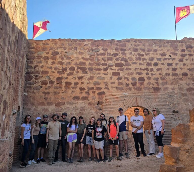 Alumnos universitarios participan en un proyecto arqueológico en la iglesia del castillo de La Estrella de Montiel (Ciudad Real)