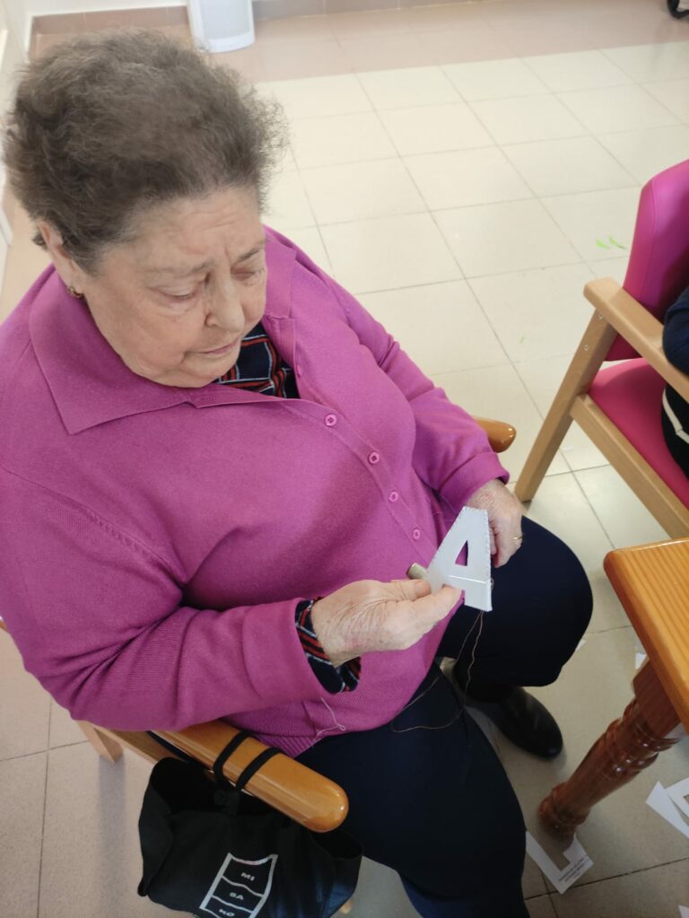 Personas residentes y usuarias de Gripo SAC elaboran los nombres de bebés hospitalizados en la UCI Neonatal de Ciudad Real
