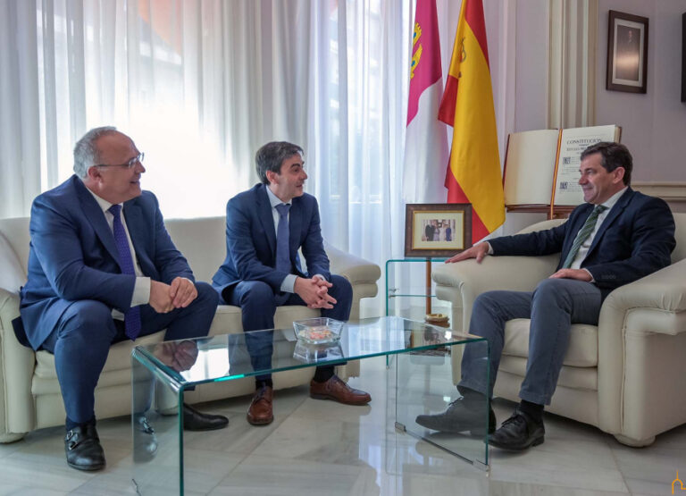 El presidente de la Diputación entiende la necesidad de avanzar hacia un futuro descarbonizado y sostenible