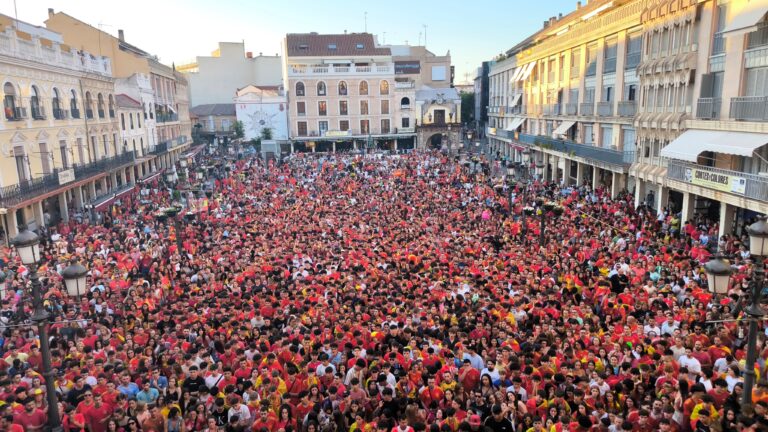 Una incontenible marea roja desborda la Plaza Mayor de Ciudad Real para celebrar la victoria de la selección española