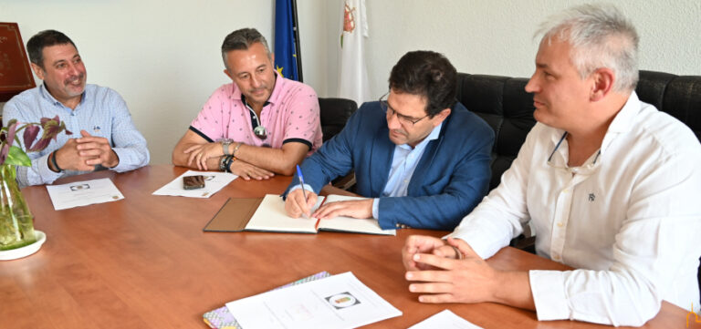 Valverde destaca la iniciativa del alcalde de Villamayor de promover servicios para jóvenes y mayores que ayuden a fijar población