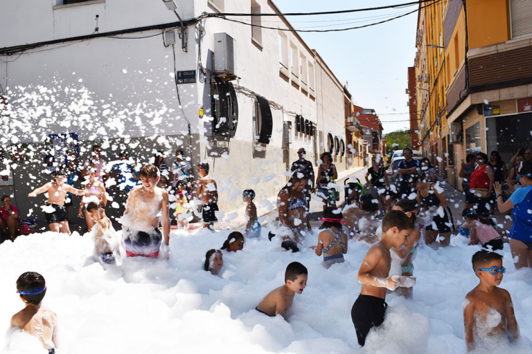 Puertollano: Un mar de espuma llena las fiestas de la barriada Santa Ana