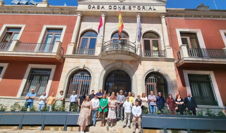 Minuto de silencio en Valdepeñas en repulsa de los últimos asesinatos machistas