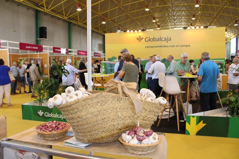 Globalcaja promueve el desarrollo socioeconómico de Las Pedroñeras y su comarca con su participación en la 50º Feria Internacional del Ajo