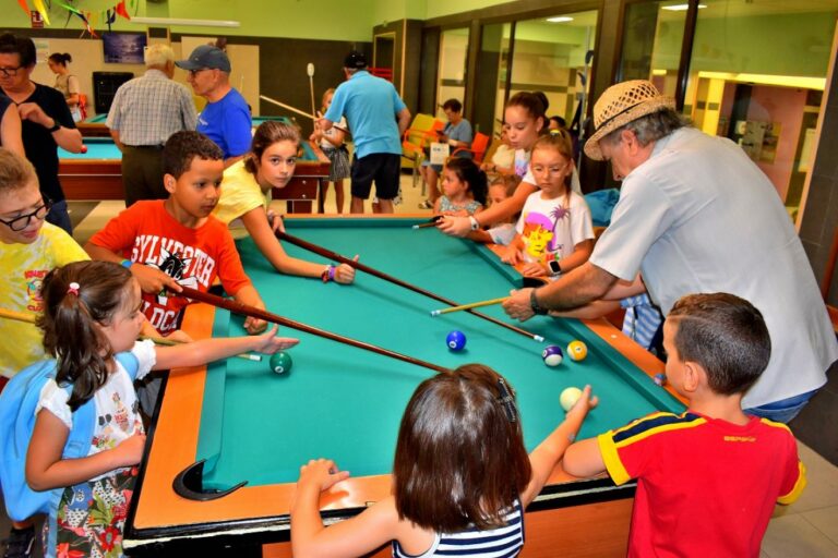Puertollano: Abuelos y nietos comparten juegos en una jornada de puertas abiertas de los centro de mayores
