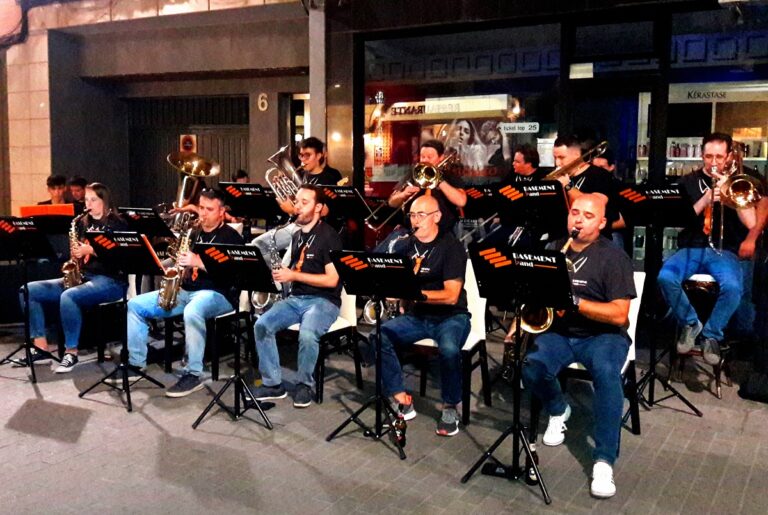 Puertollano: Noche de viernes con música en la calle Calzada con la big band «Basement»