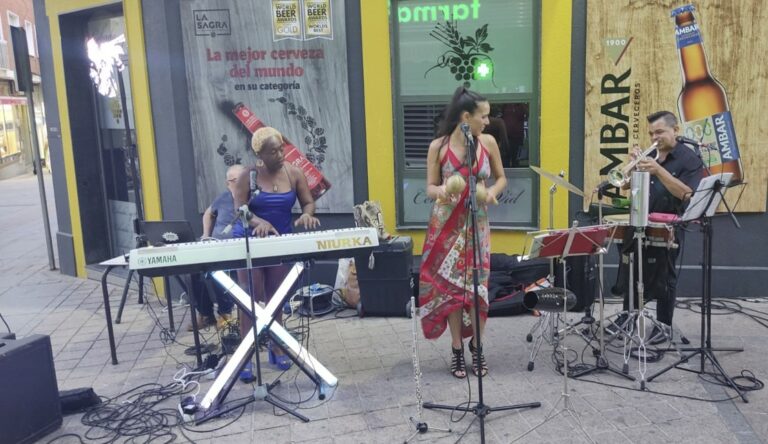 Música caribeña en el aperitivo de las noches musicales del verano callejero de Puertollano
