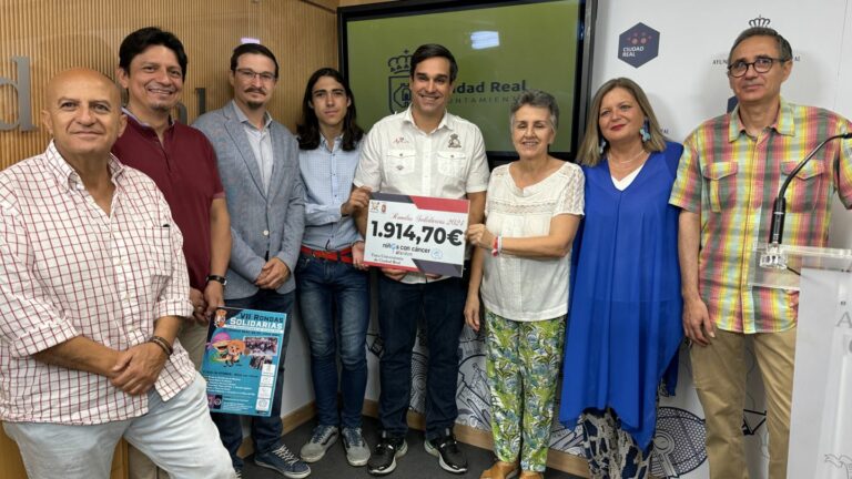 La Tuna Universitaria entrega a Afanion un cheque solidario de 1.914,70 euros