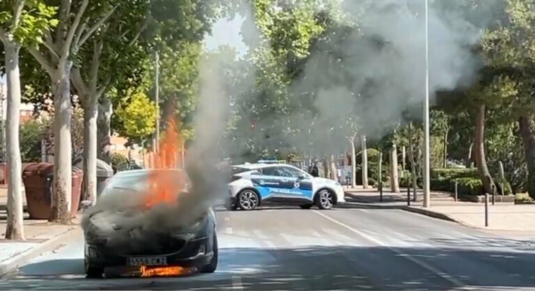 Ciudad Real: Arde un coche detenido en un semáforo de Carretera de Fuensanta