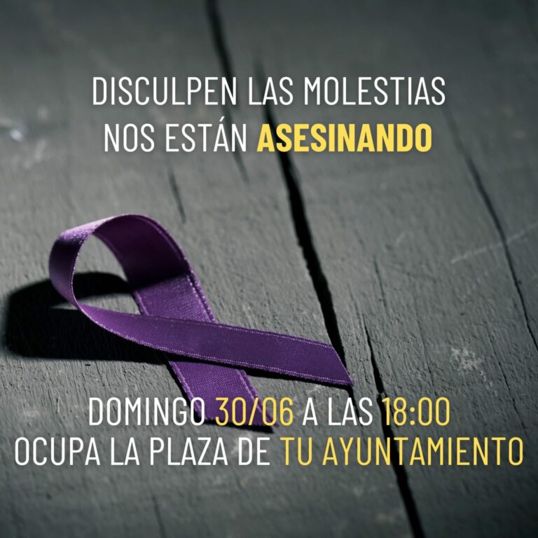 Un grupo de mujeres se concentra frente al Ayuntamiento contra los asesinatos machistas
