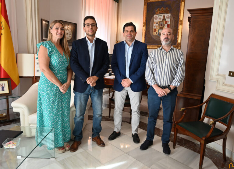 La Federación de Empresarios de Puertollano y Comarca (FEPU) presenta a Valverde sus proyectos de desarrollo económico y fortalecimiento empresarial