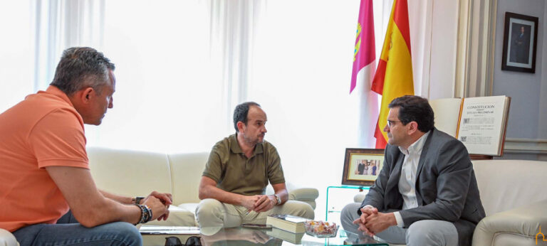 David Céspedes le presenta al presidente de la Diputación el libro «La División Azul en la provincia de Ciudad Real»