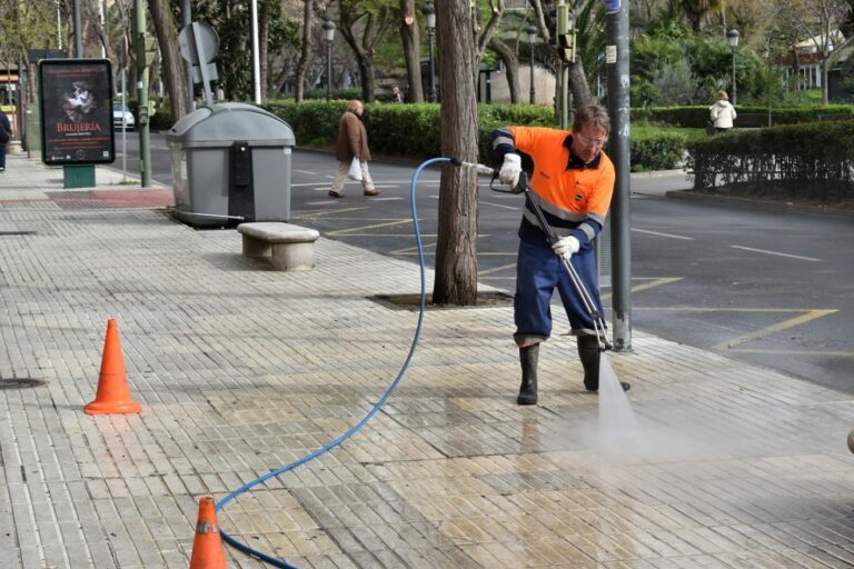 Puertollano: El fregado de calles y plazas se extiende a todas las barriadas con los nuevos equipos de limpieza