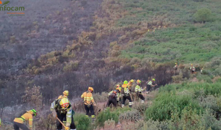 Los retenes siguen luchando en condiciones muy duras contra el desastroso incendio de Argamasilla de Calatrava