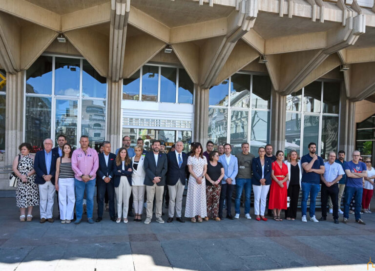 Los tres grupos de la Corporación provincial representados en el minuto de silencio por los asesinatos de una madre y dos hijos en Las Pedroñeras