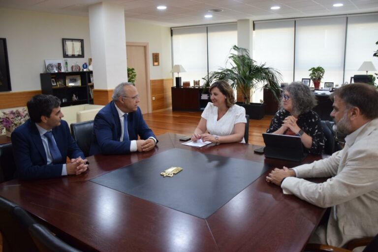 El Gobierno regional y el Complejo Industrial de Repsol en Puertollano comparten su compromiso por avanzar en la descarbonización industrial 