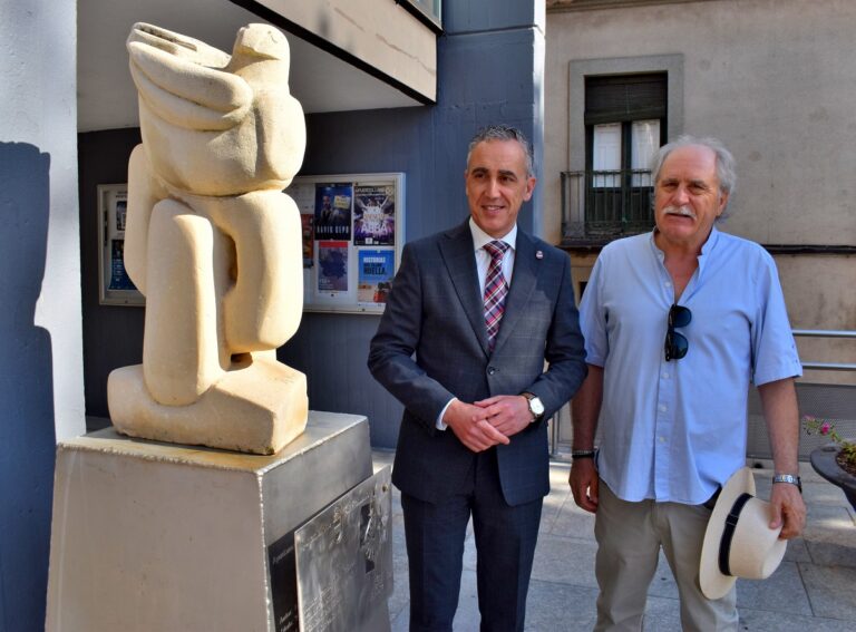 La «paloma encadenada” de Paco Mora se traslada a la entrada del Ayuntamiento de Puertollano