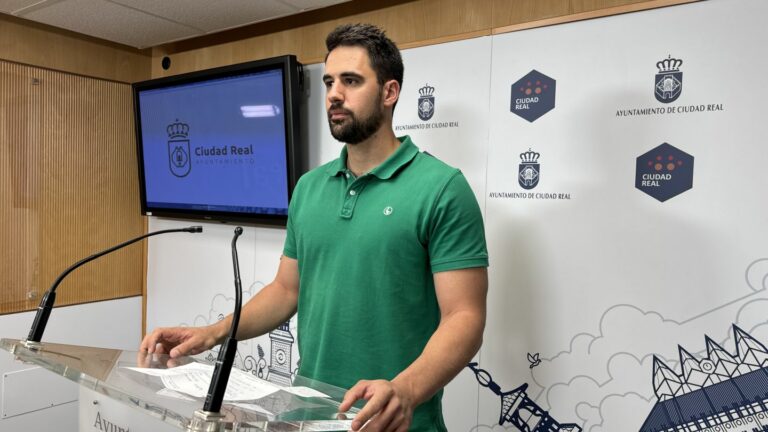 El Ayuntamiento de Ciudad Real reconoce que el estado del césped del Rey Juan Carlos «no es el idóneo para la práctica deportiva»