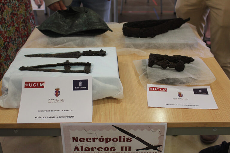 Presentan una decena de espadas, cascos y escudos recuperados en la necrópolis ibérica de Alarcos