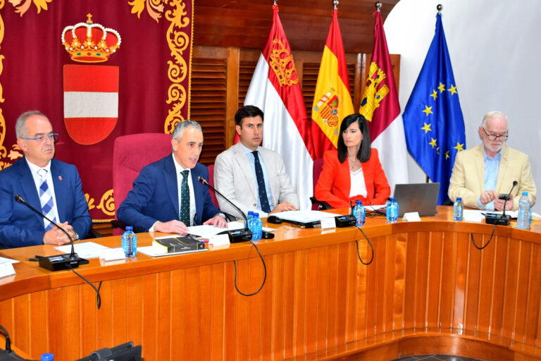 El Pleno de Puertollano reconoce la «valentía y sacrificio personal» del operativo de extinción del incendio de Argamasilla