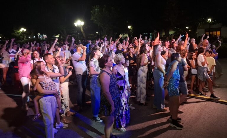 Puertollano vibró con los éxitos de Leiva y Pereza interpretados por Lobos Band