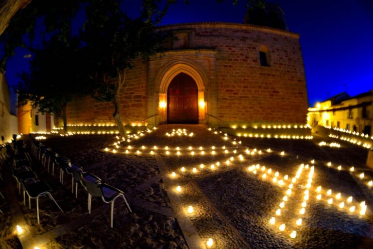 El pueblo de Almedina celebra su noveno Almedinamora, con 20.000 velas iluminando sus calles durante los días 2,3 y 4 de agosto